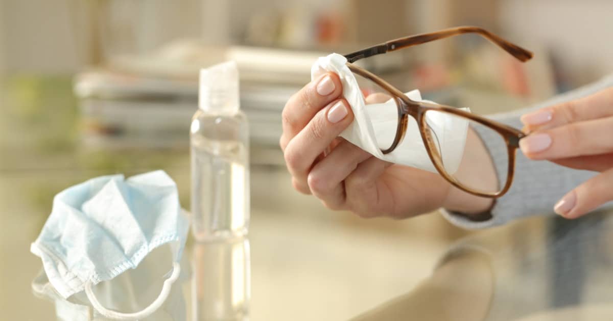 cleaning glasses covid 19