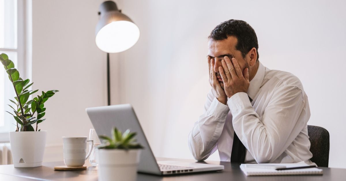 A man rubbing his itchy eyes caused by dry eye.