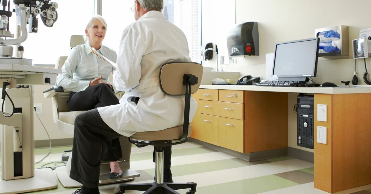 A female patient speaks with her eye doctor about treating her MGD.